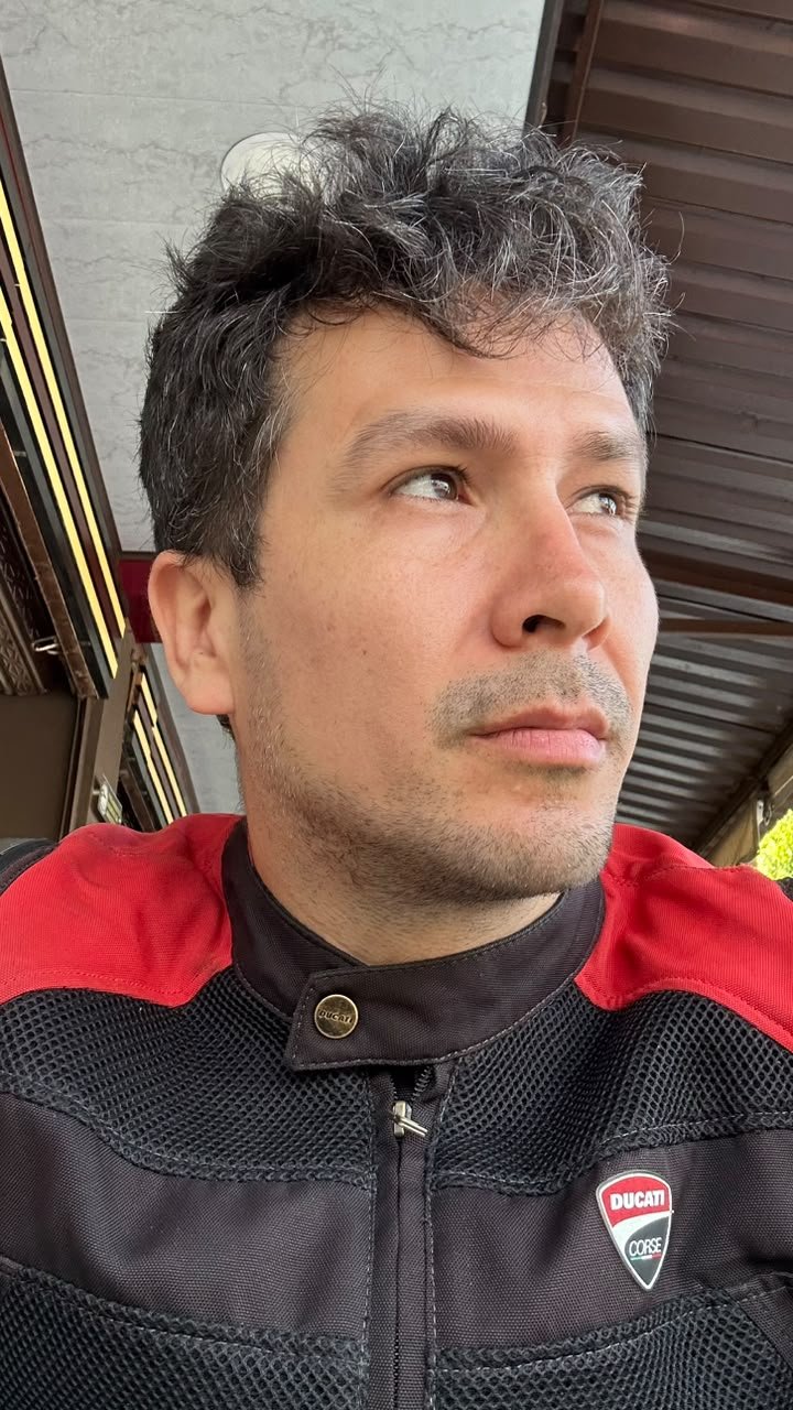 César Andrés Espinosa Tabares, fotógrafo de naturaleza y aves en Granada, Meta, Colombia