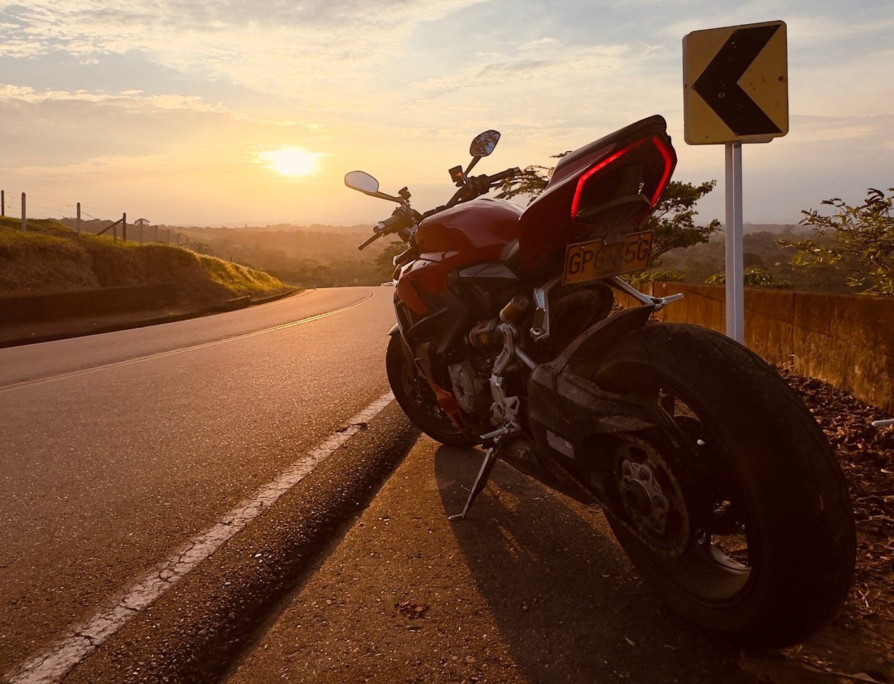Ducati Streetfighter V2 de Kairosbiker al atardecer en una carretera del Meta, Colombia